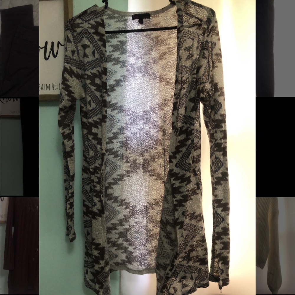 Pattered cardigan. Grey with maroon, darker gray